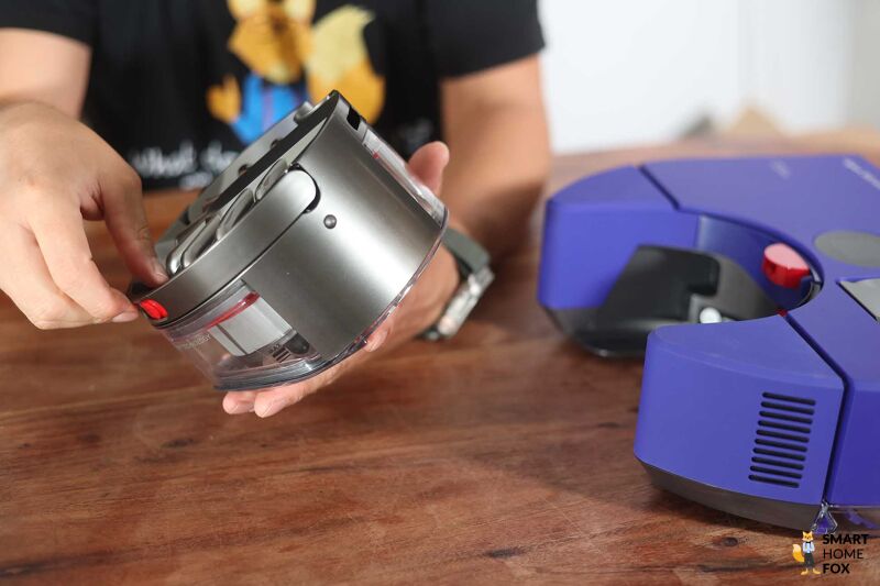 Dyson 360 Vis Nav: Schmutzbehälter abnehmen
